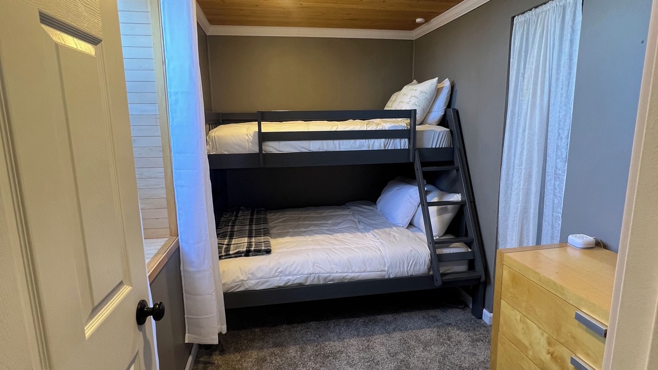 Photo of Bedroom in Maple Lake