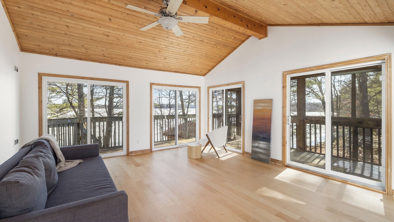 Photo of Livingroom in Central Frontenac