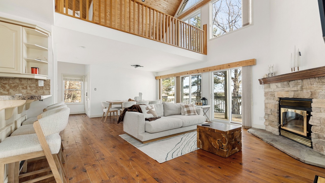 Photo of Livingroom in Central Frontenac