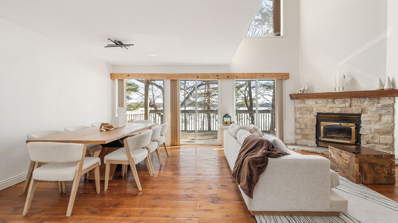 Photo of Livingroom in Central Frontenac