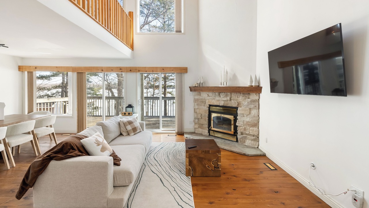 Photo of Livingroom in Central Frontenac