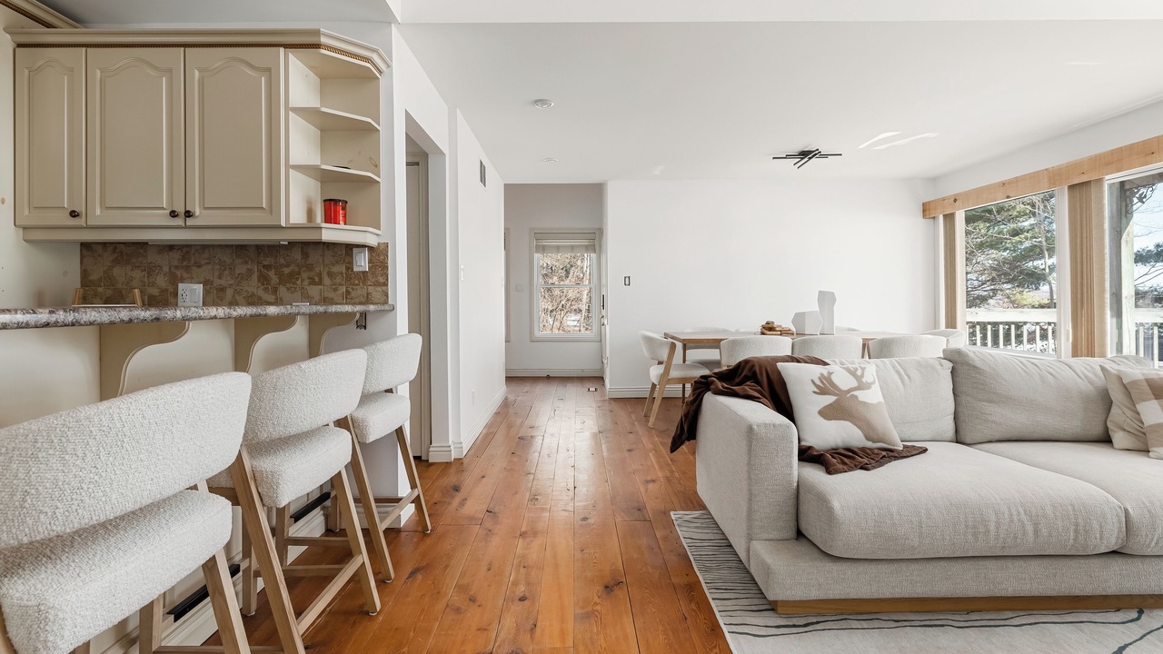 Photo of Livingroom in Central Frontenac