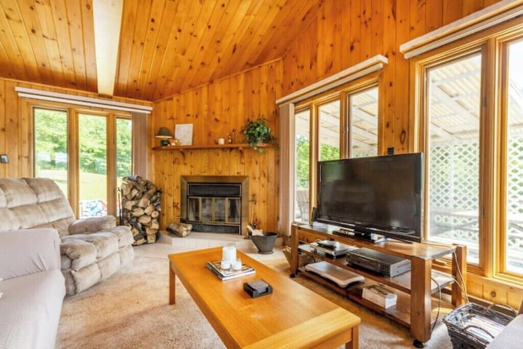 Photo of Livingroom in Unorganized Centre Parry Sound