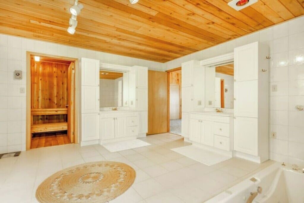 Photo of Bathroom in Unorganized Centre Parry Sound