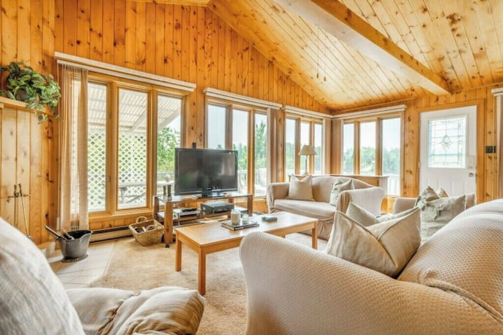 Photo of Livingroom in Unorganized Centre Parry Sound