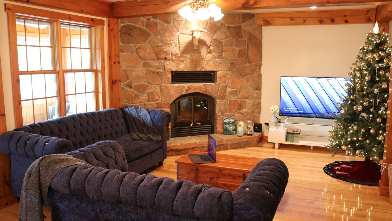 Photo of Livingroom in Central Frontenac