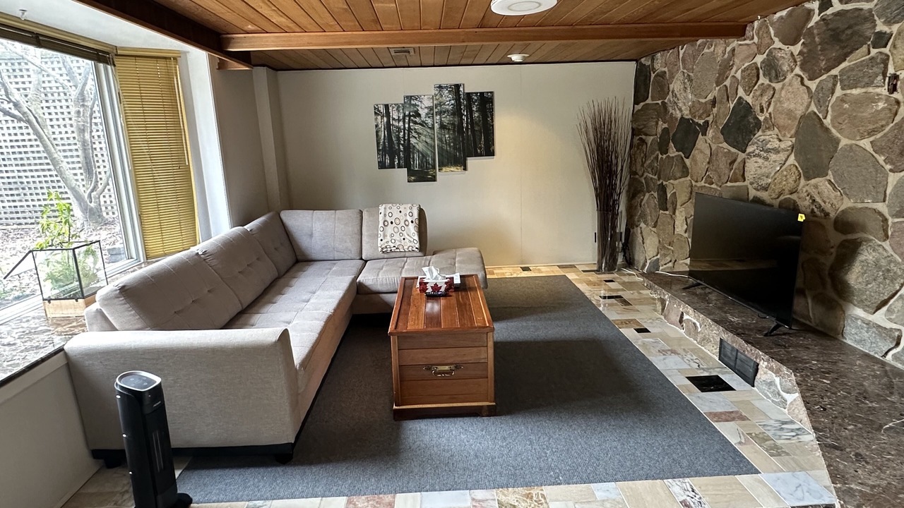 Photo of Livingroom in Bayview Village