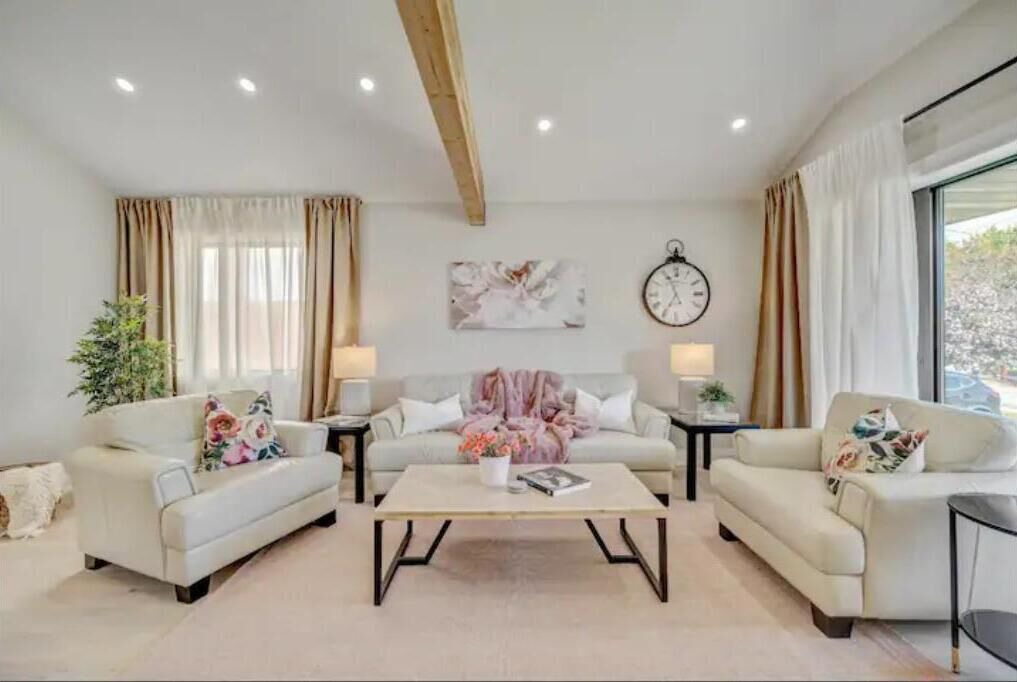 Photo of Livingroom in Lakeview