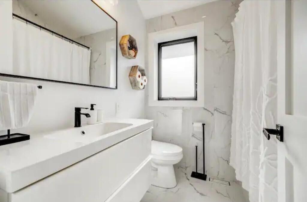 Photo of Bathroom in Lakeview