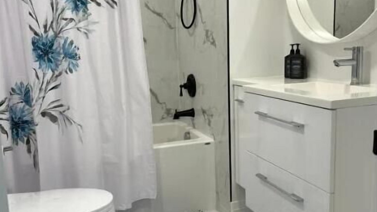 Photo of Bathroom in Lakeview