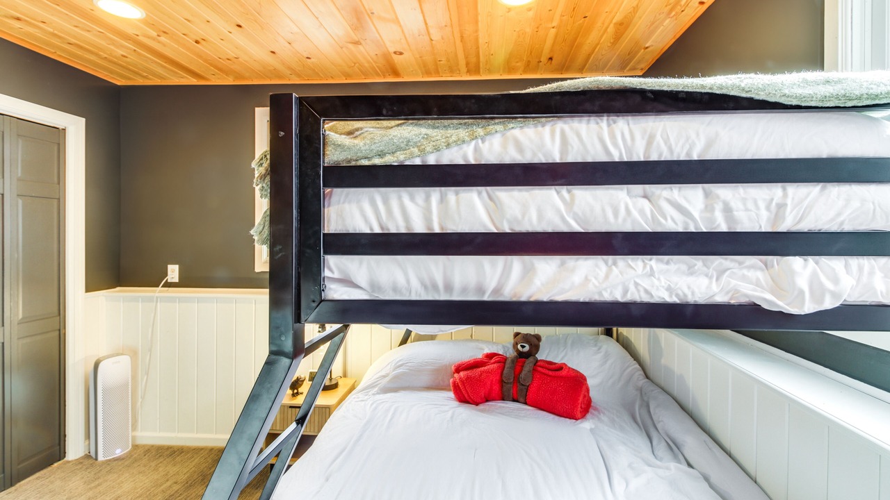 Photo of Bedroom in Lake Shore