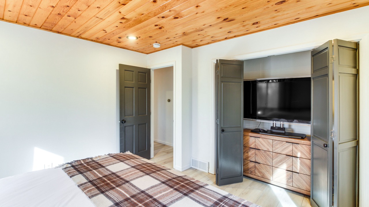 Photo of Bedroom in Lake Shore