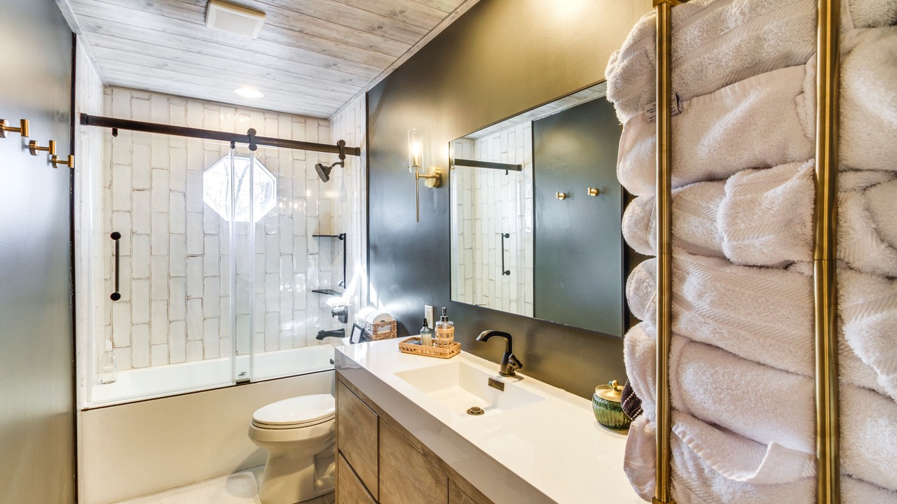 Photo of Bathroom in Lake Shore