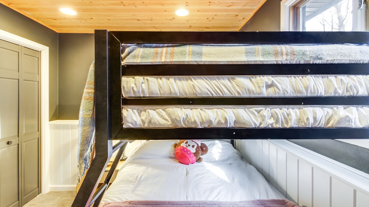 Photo of Bedroom in Lake Shore
