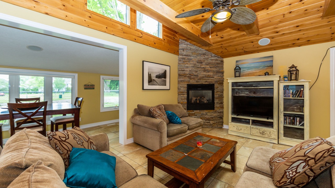Photo of Livingroom in Central Elgin