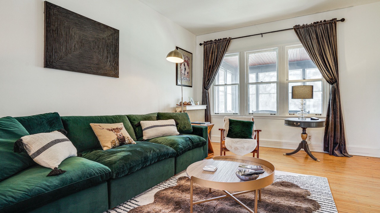 Photo of Livingroom in Summit - University