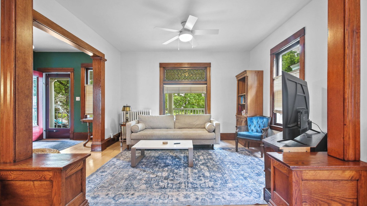 Photo of Livingroom in Lowry Hill East