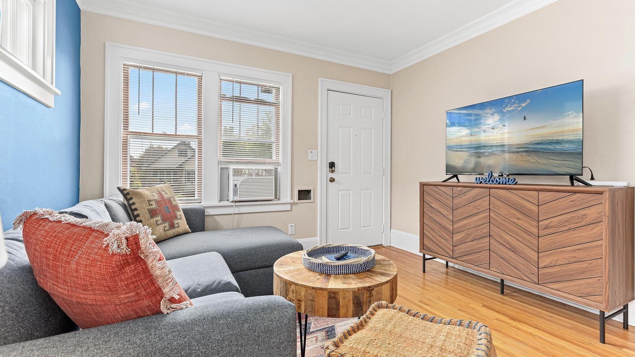 Photo of Livingroom in Midway