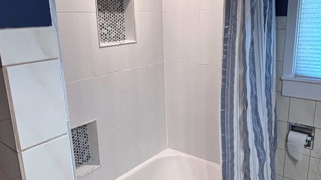 Photo of Bathroom in Maple Lake