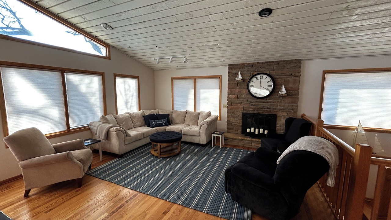 Photo of Livingroom in Maple Lake