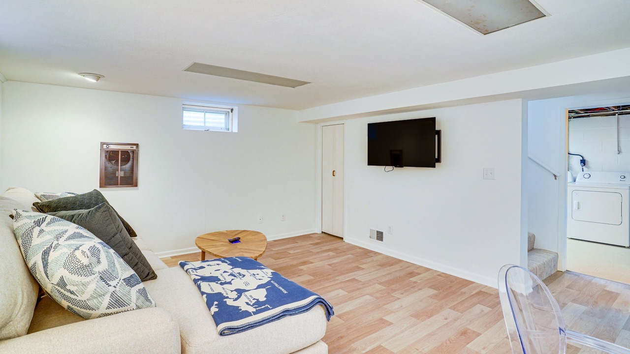 Photo of Livingroom in Deephaven
