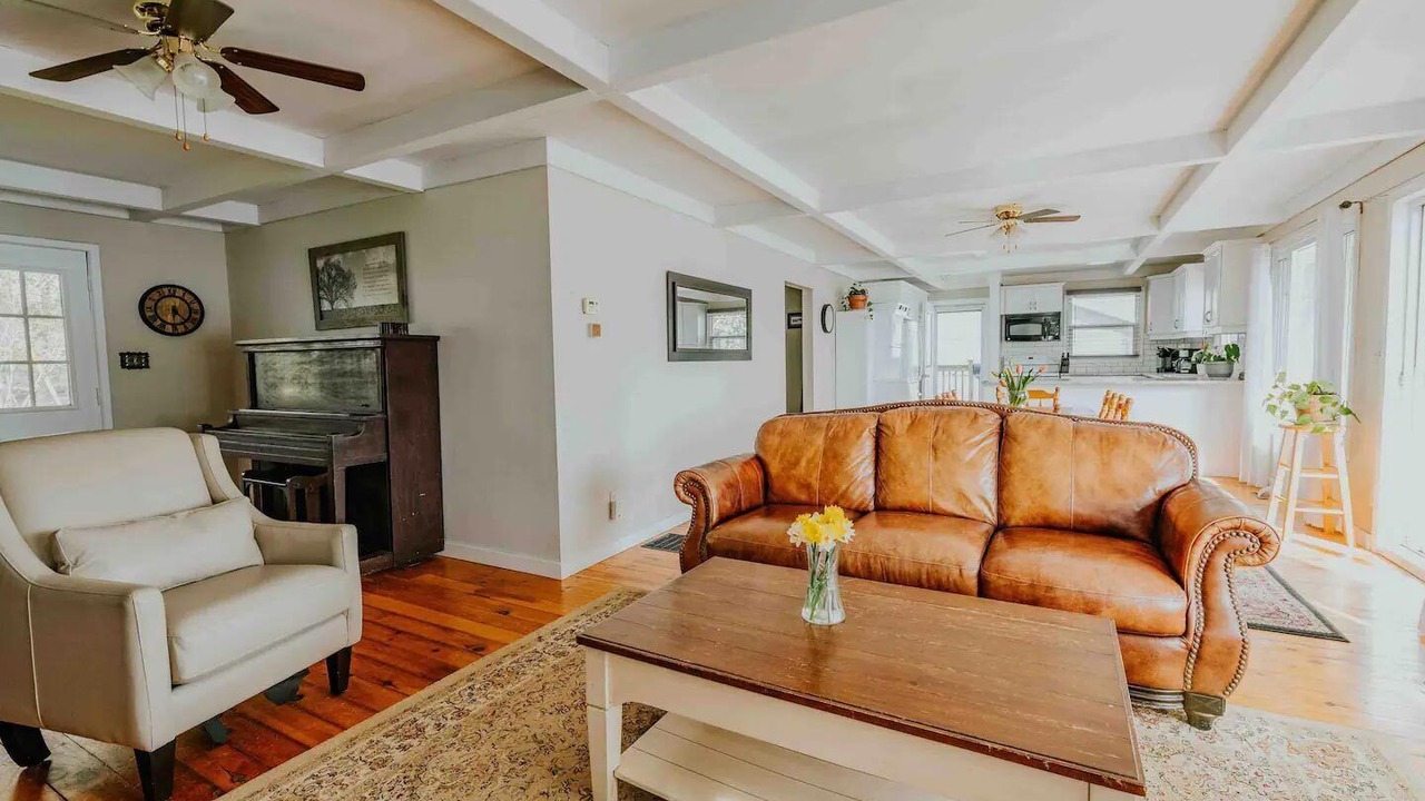 Photo of Livingroom in Centre Hastings