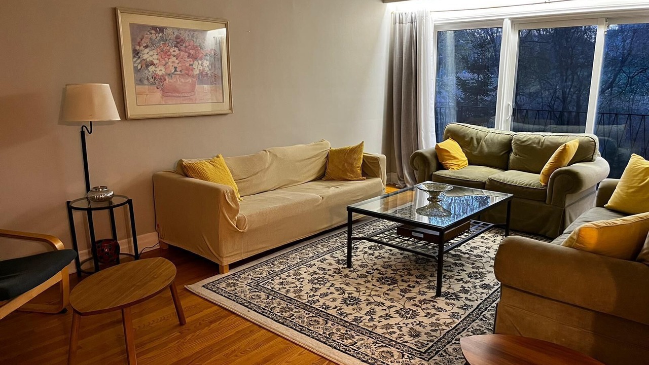 Photo of Livingroom in Bayview Woods - Steeles