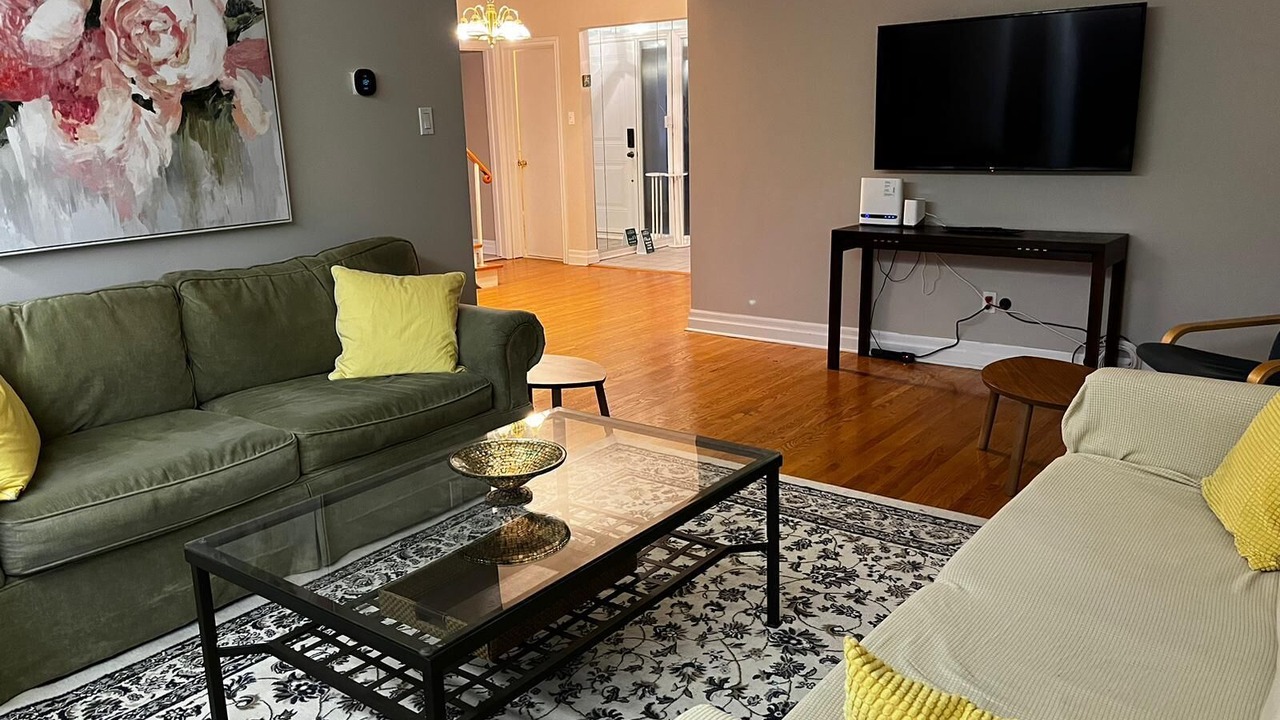Photo of Livingroom in Bayview Woods - Steeles