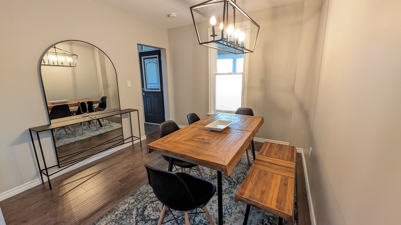 Photo of Livingroom in Petrolia