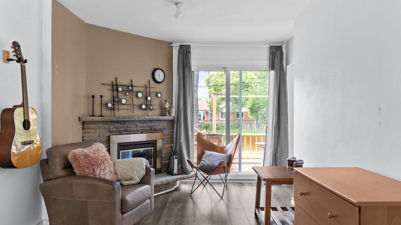 Photo of Livingroom in Clarkson-Lorne Park