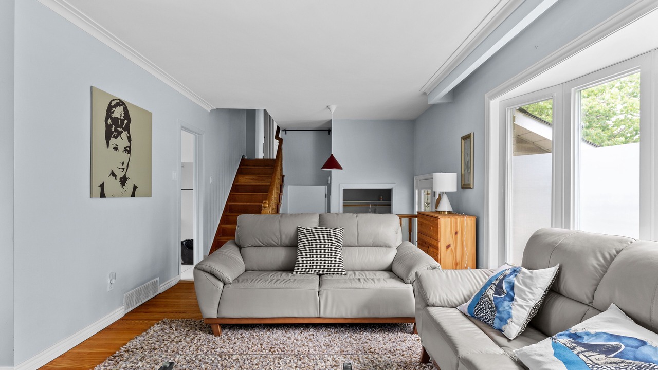 Photo of Livingroom in Clarkson-Lorne Park