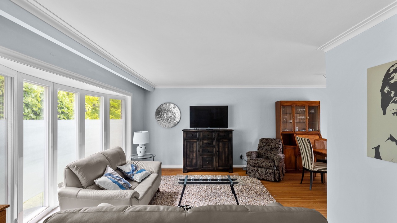 Photo of Livingroom in Clarkson-Lorne Park
