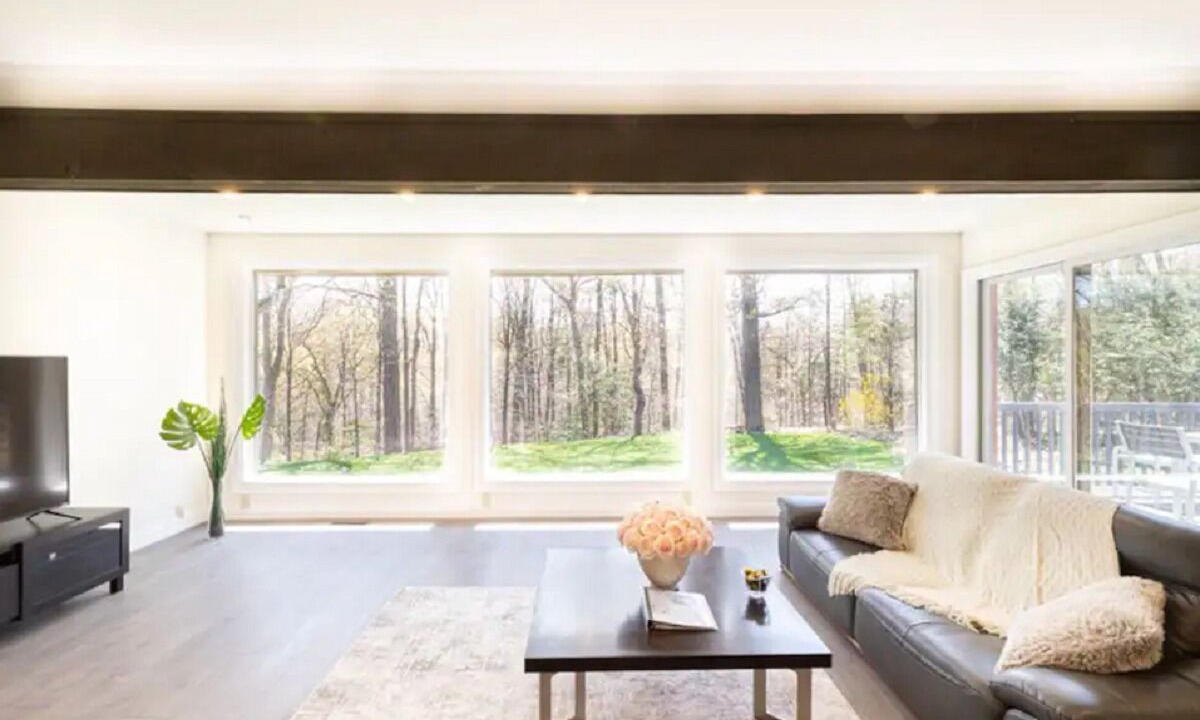 Photo of Livingroom in Bayview Village