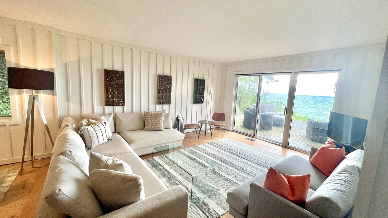 Photo of Livingroom in Grand Bend