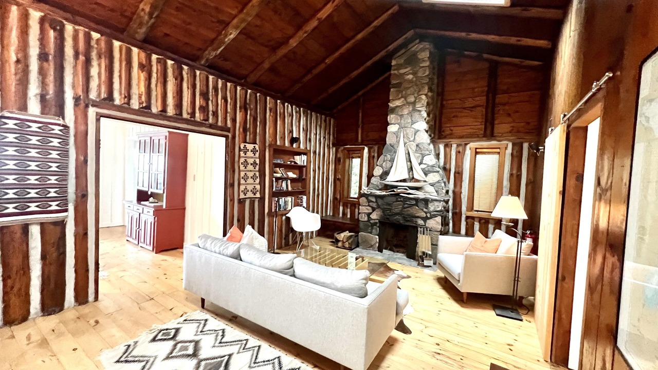 Photo of Livingroom in Grand Bend