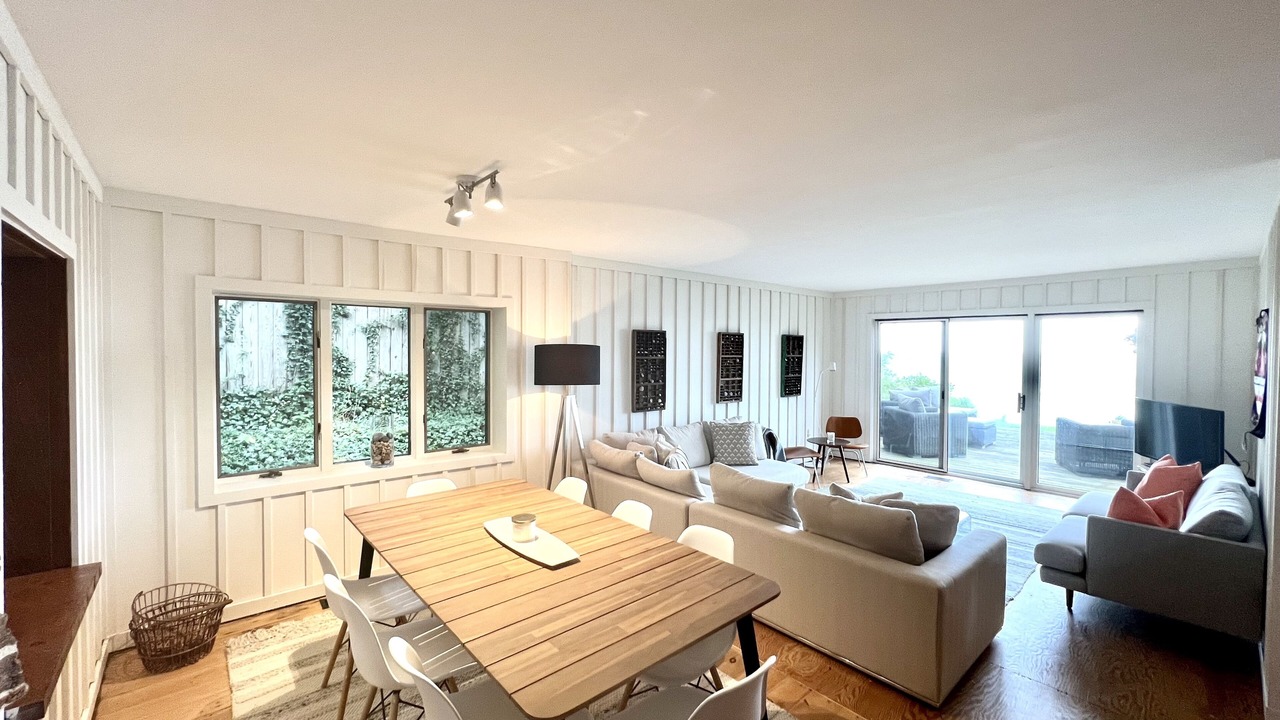 Photo of Livingroom in Grand Bend