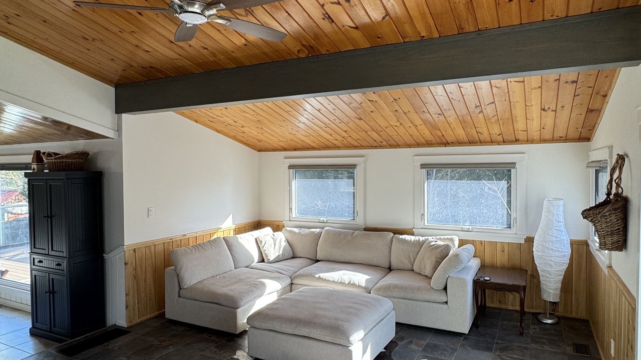 Photo of Livingroom in Central Frontenac