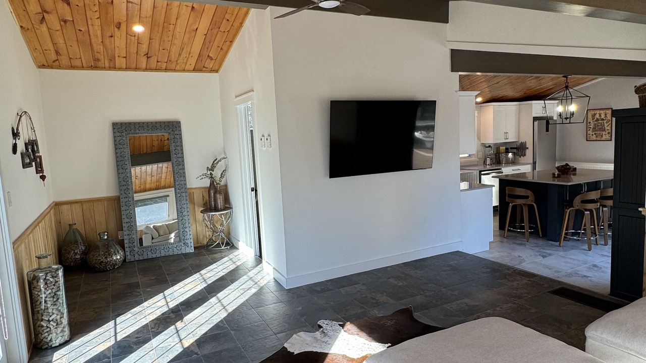 Photo of Livingroom in Central Frontenac