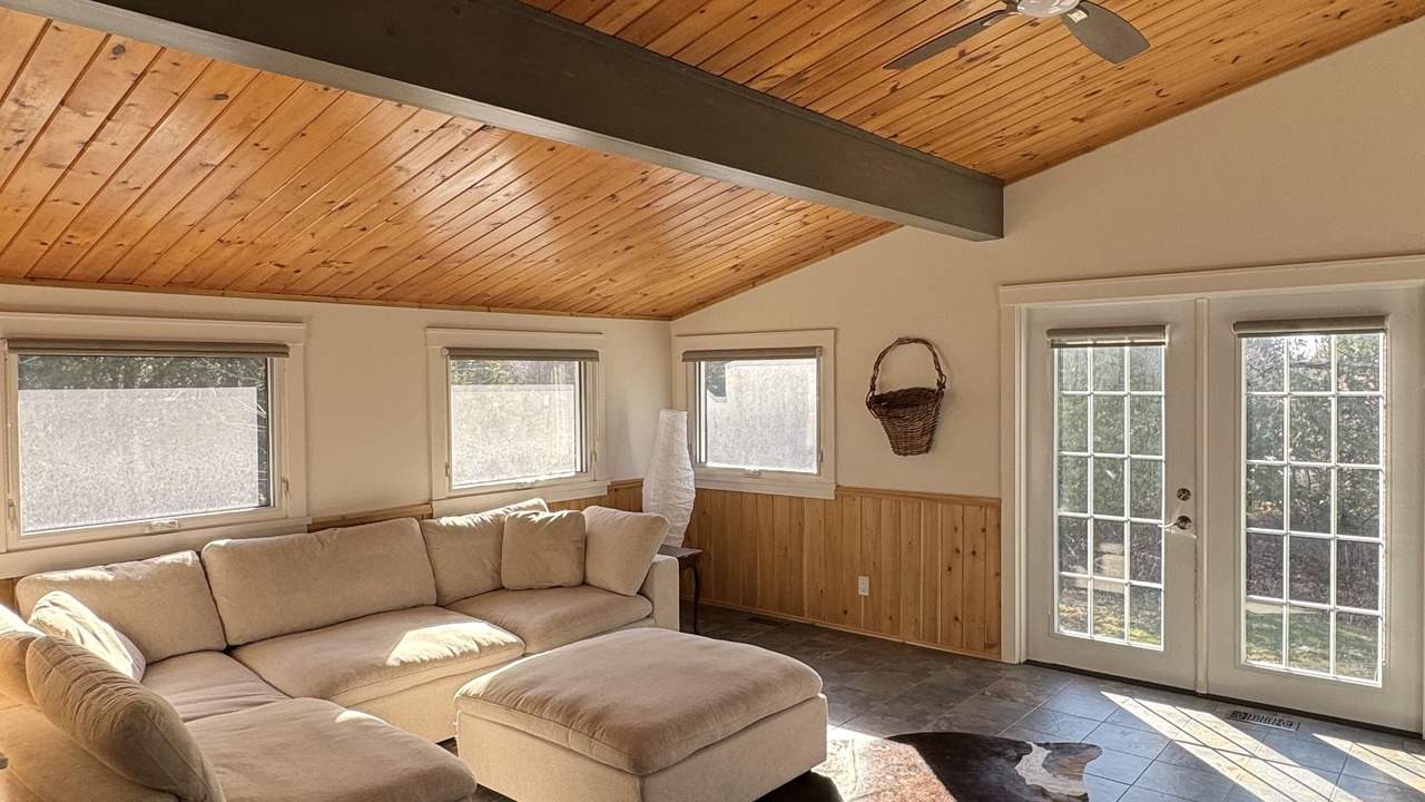 Photo of Livingroom in Central Frontenac
