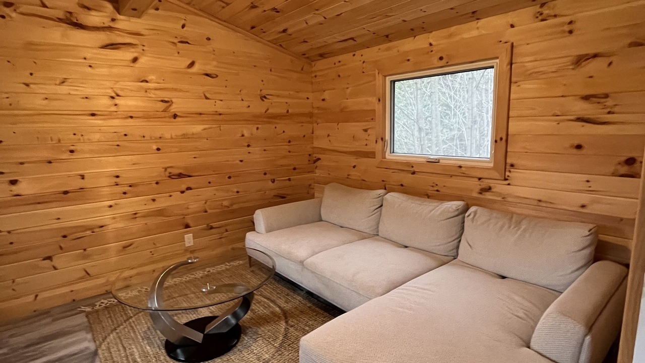 Photo of Livingroom in Central Frontenac