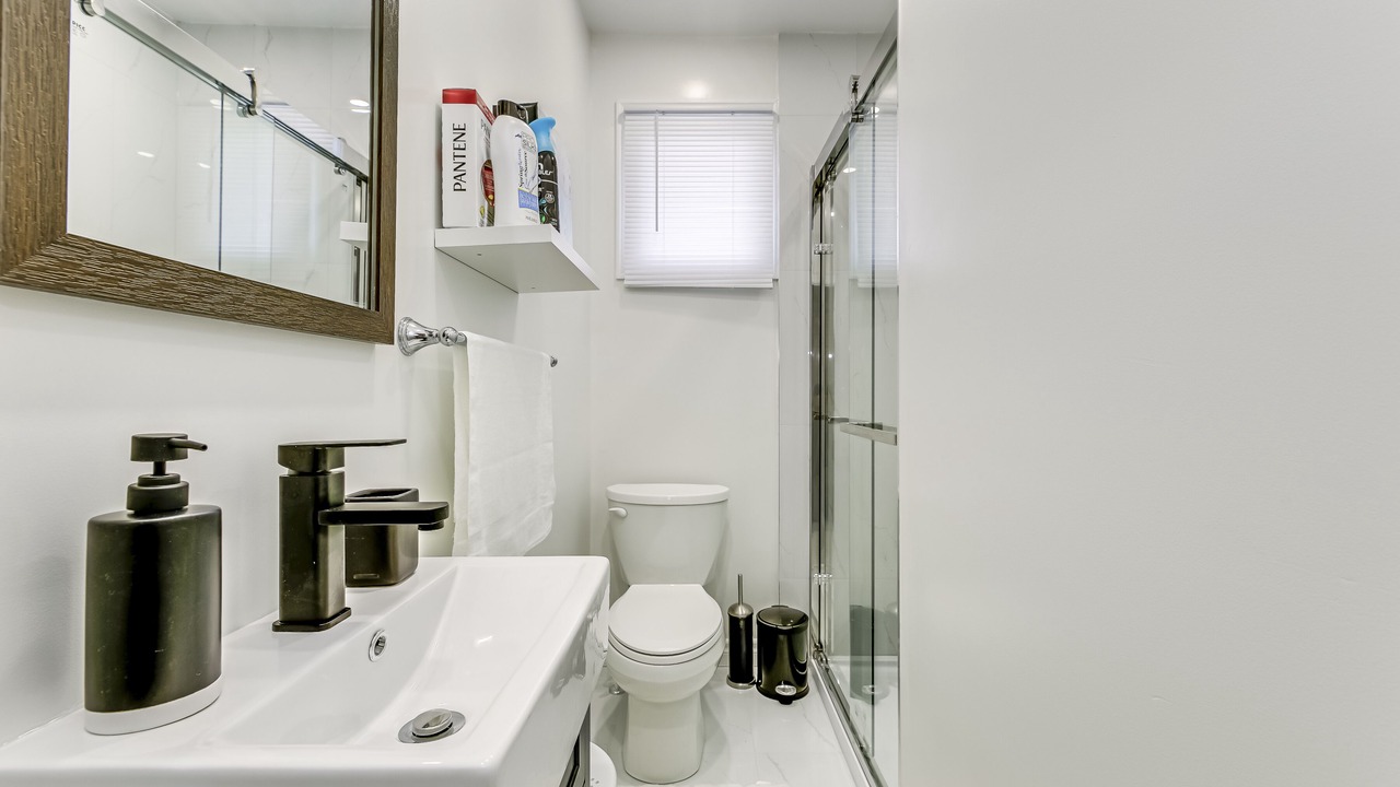 Photo of Bathroom in Lakeview