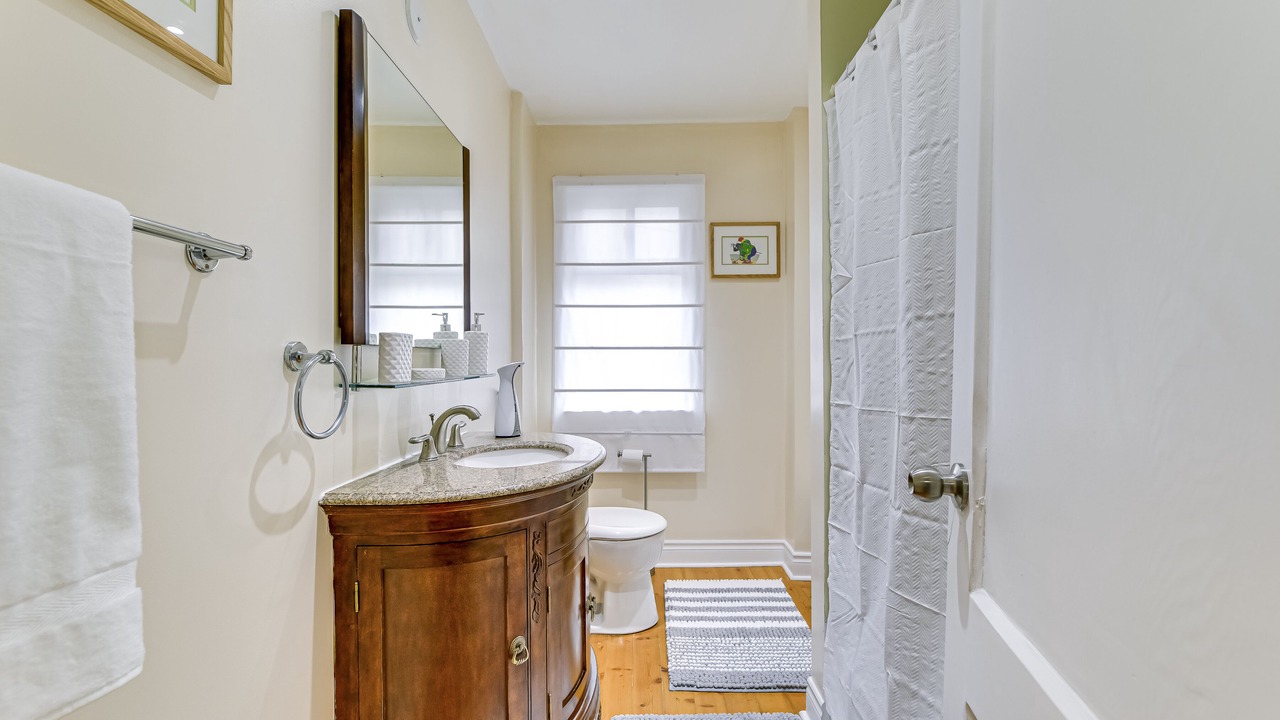 Photo of Bathroom in Lakeview