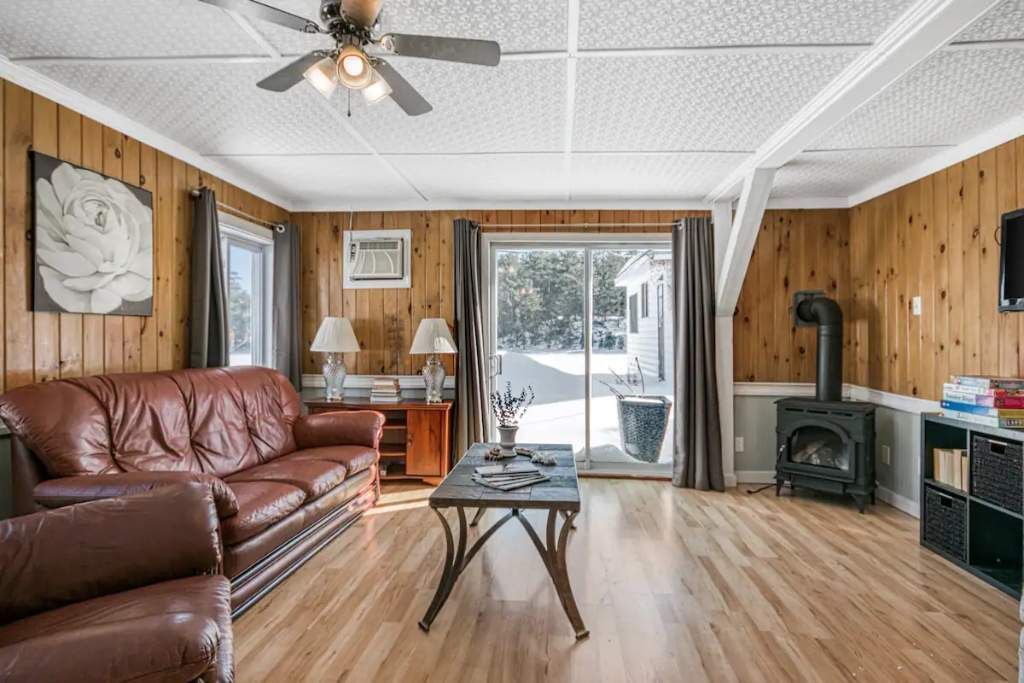Photo of Livingroom in Byng Inlet