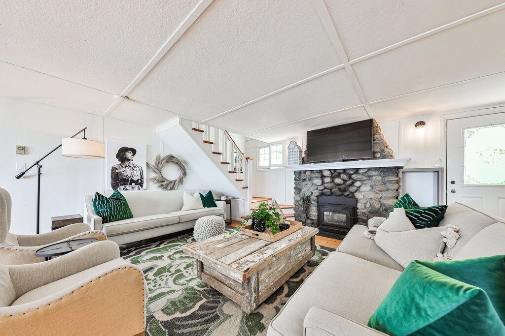 Photo of Livingroom in Scugog