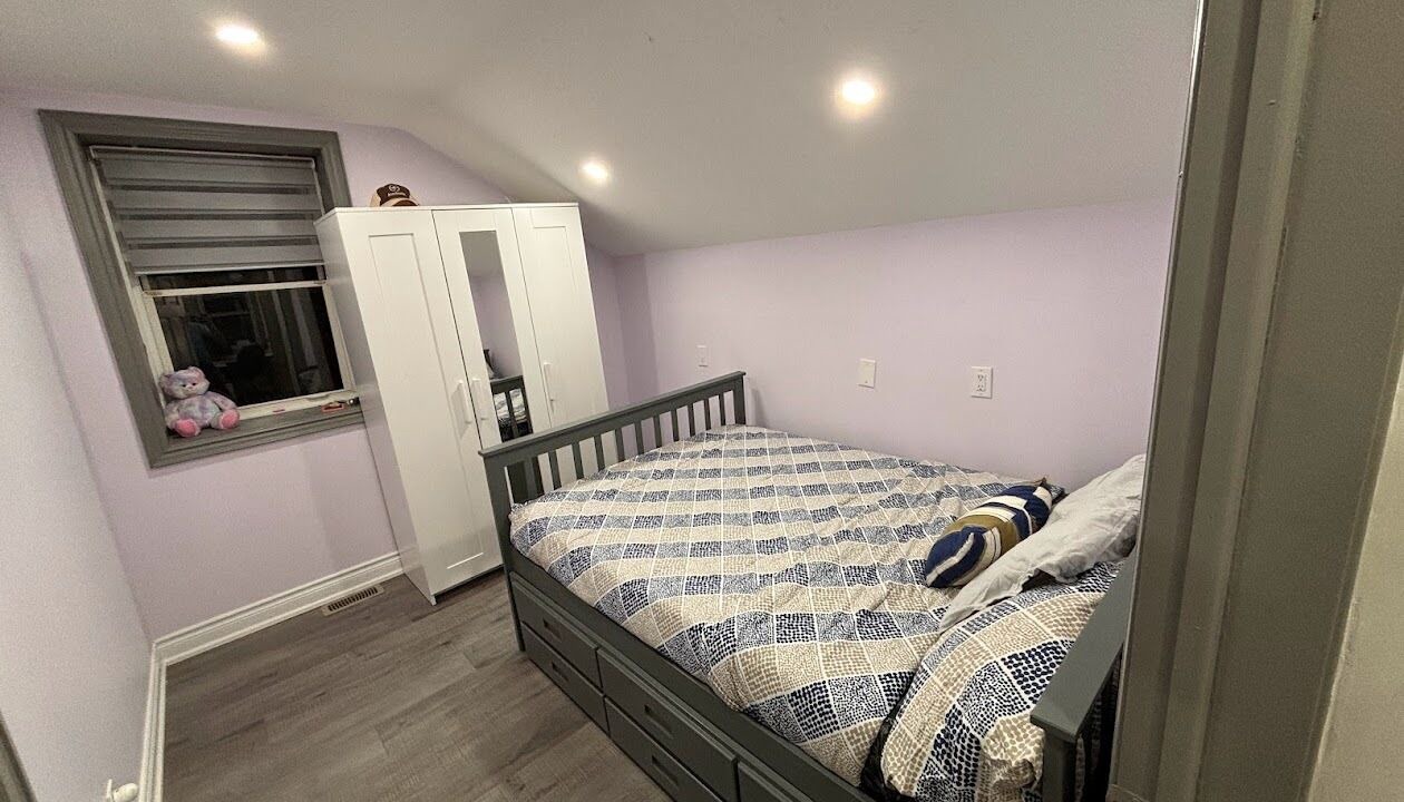 Photo of Bedroom in Mono