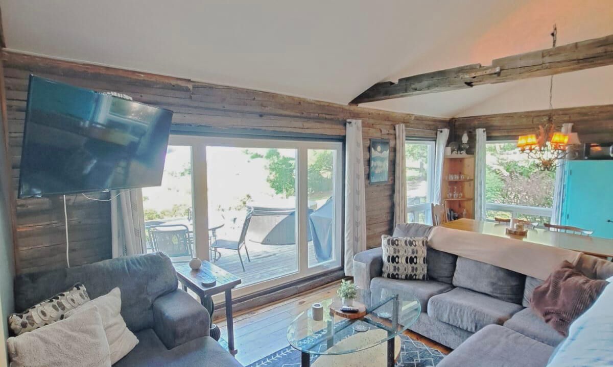 Photo of Livingroom in Hamilton Township