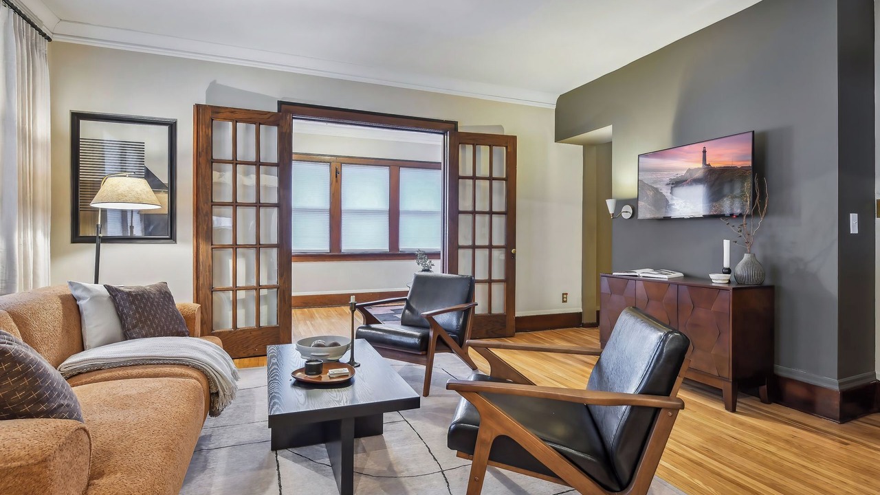 Photo of Livingroom in Summit - University