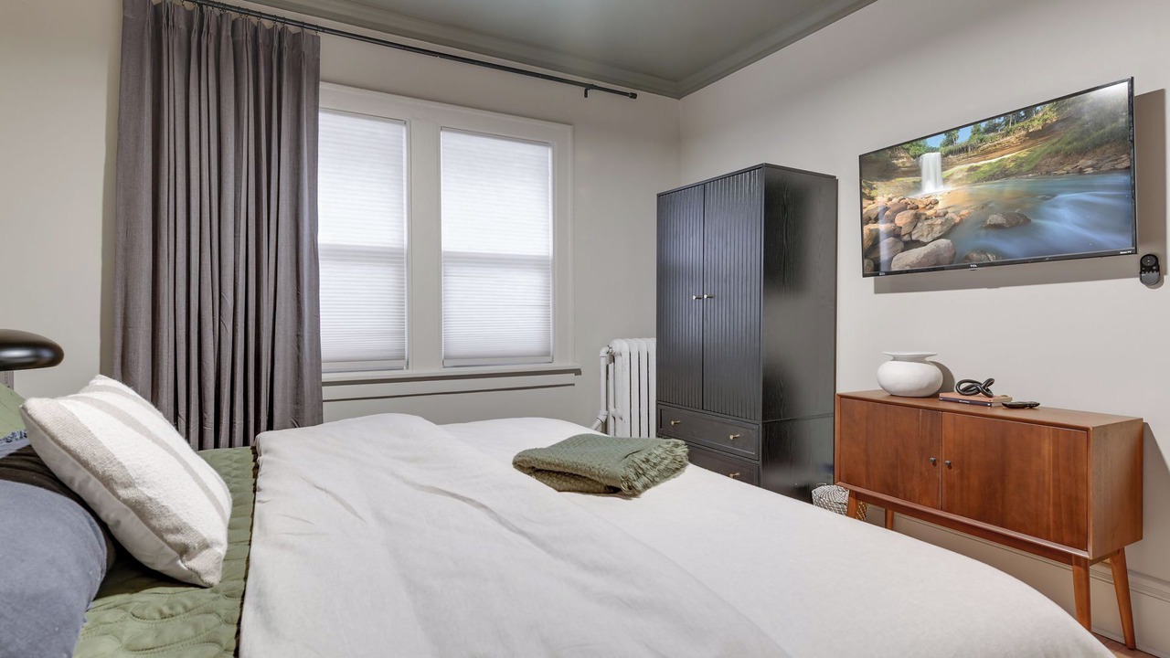 Photo of Bedroom in Summit - University