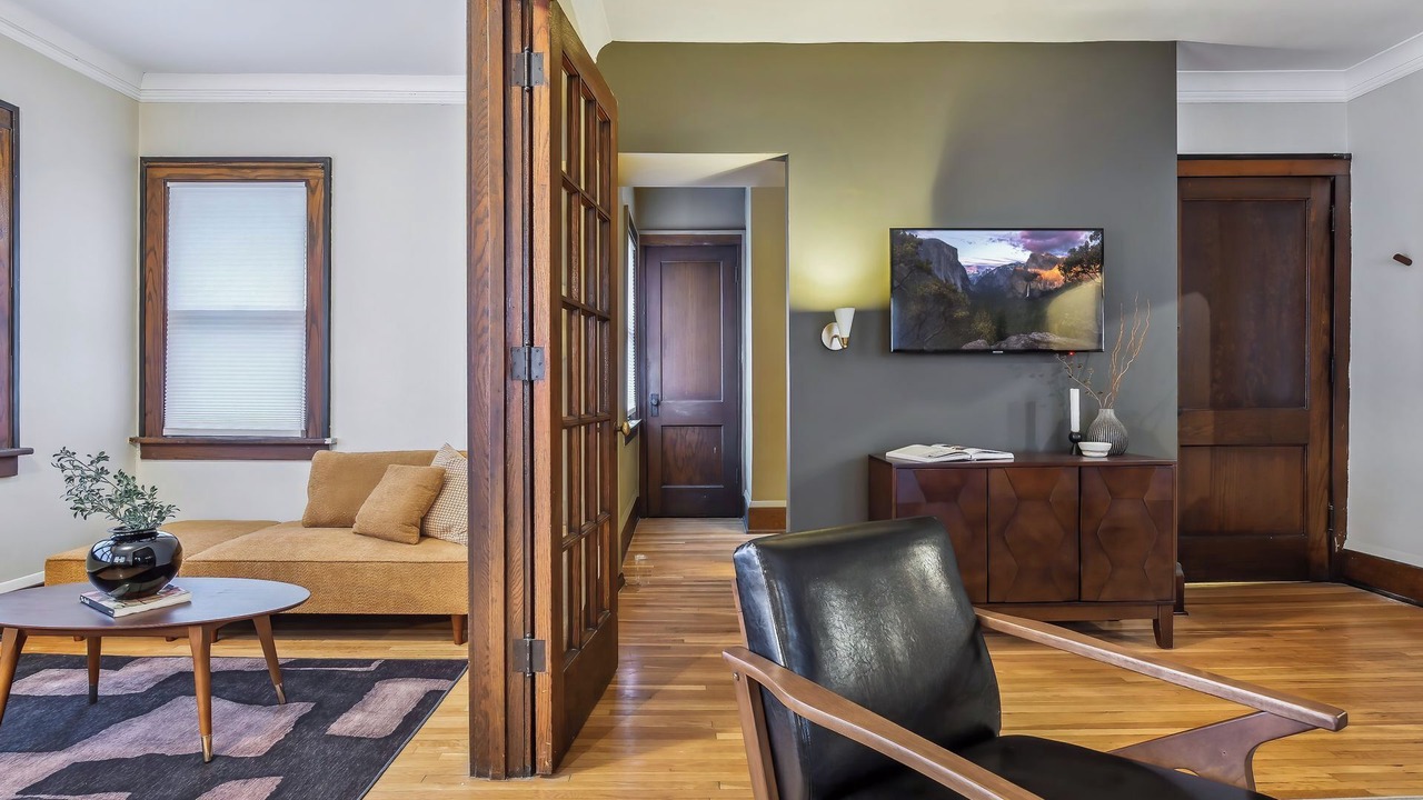 Photo of Livingroom in Summit - University