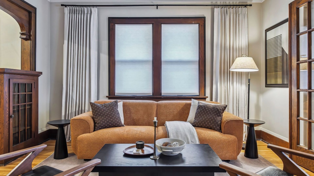 Photo of Livingroom in Summit - University